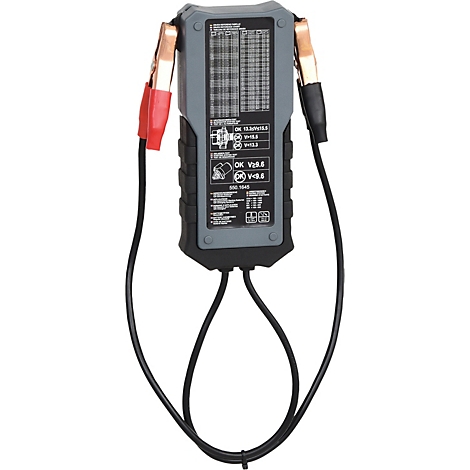 Ein graues Starthilfegerät mit angeschlossenen Klemmen: rot und schwarz. Auf dem Gerät befinden sich Tabellen und Schriftzüge, die Informationen anzeigen.